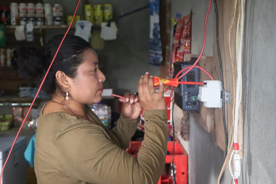 INSTALLING SOLA PANELS IN MACHAKIL HA